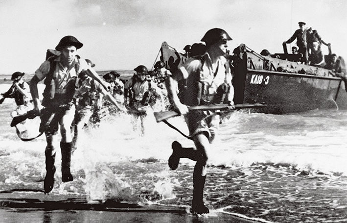 这张历史照片显示的是 1944年 6月 6日英美盟军在法国诺曼底登陆的场景