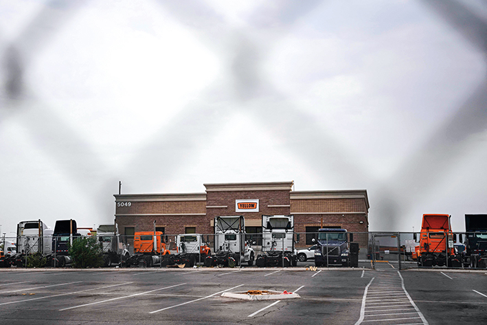 这是2023年7月31日在美国拉斯维加斯拍摄的耶洛公司的卡车和拖车 新华社/法新