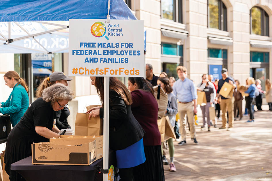 2025年11月5日，在美国首都华盛顿，联邦雇员排队领取免费食物 胡友松摄/本刊