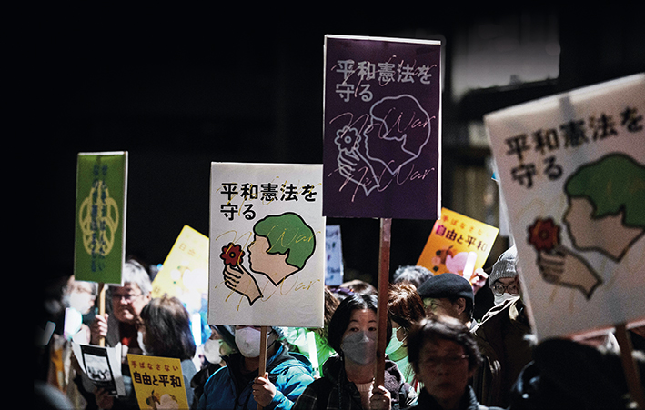 2026年2月27日，在日本东京的首相官邸前，民众手持标语参加抗议活动 贾浩成摄/本刊