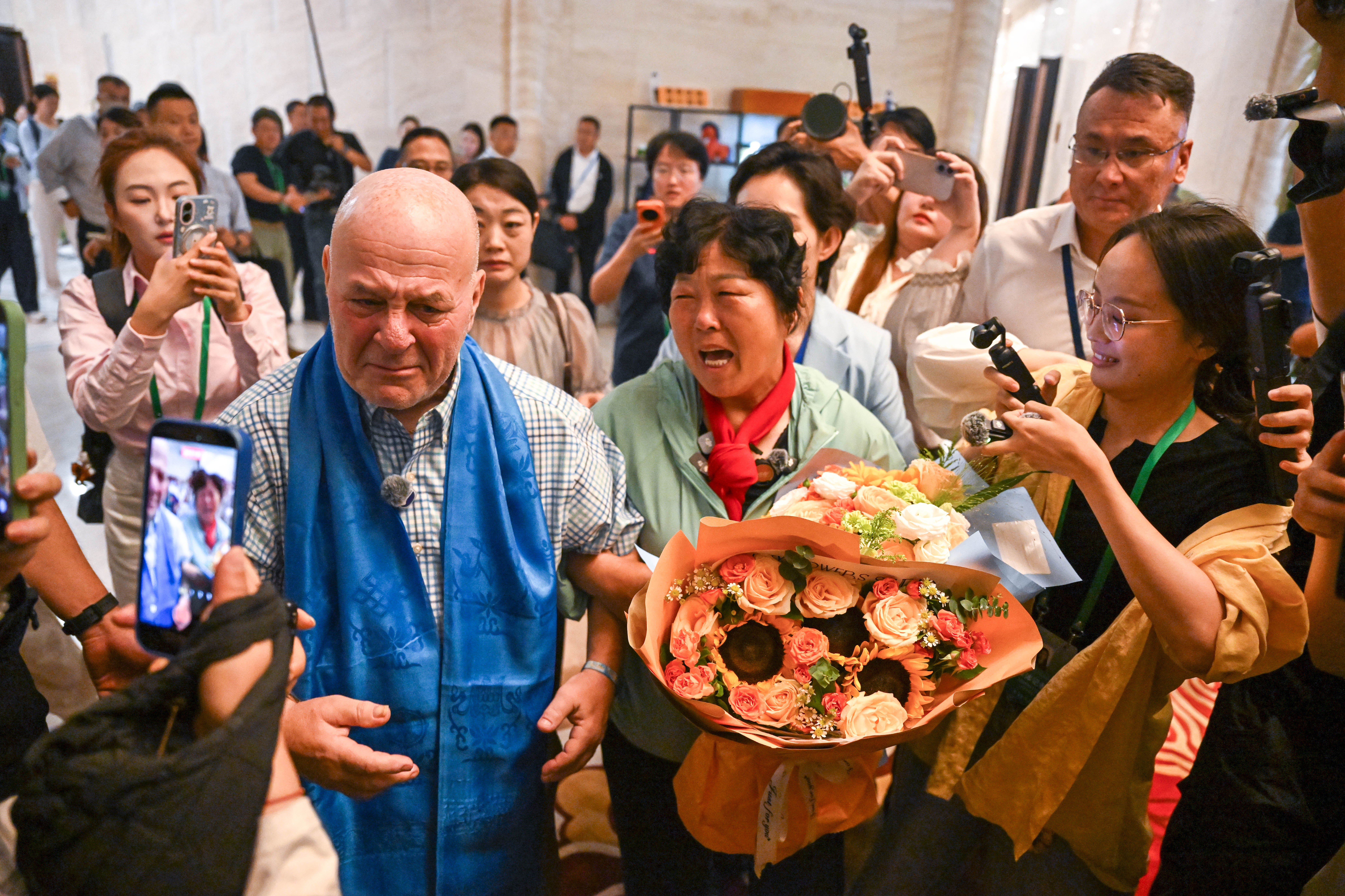 2026年8月23日,在内蒙古鄂尔多斯伊金霍洛国际机场,“赛考斯”和殷玉珍重逢 连振摄/本刊 2026年8月23日,在内蒙古鄂尔多斯伊金霍洛国际机场,“赛考斯”和殷玉珍重逢 连振摄/本刊