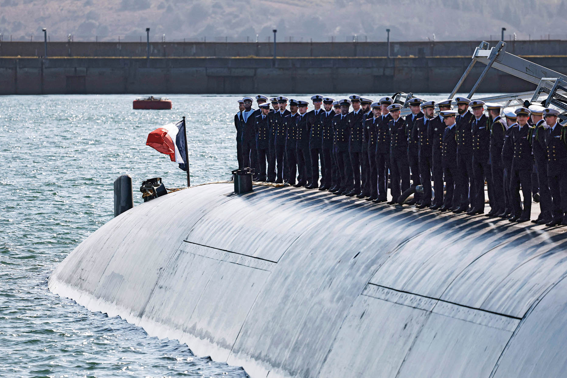 2026年3月2日，在法国西部克罗宗的长岛核潜艇基地，法国海军官兵在一艘潜艇上列队等候法国总统马克龙前来视察