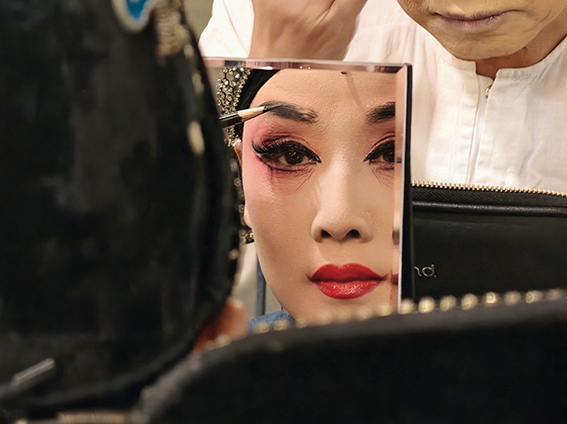2026年8月12日，在英国爱丁堡女王音乐厅，中国黄梅戏表演艺术家韩再芬在后台化妆 于艾岑摄/本刊