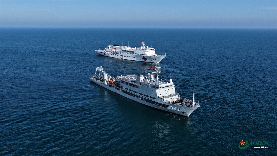 图为海军吉祥方舟号医院船与阳澄湖船协同转运伤员