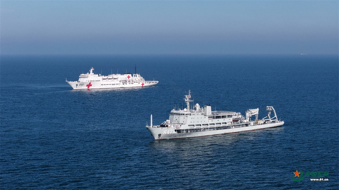 图为海军吉祥方舟号医院船与阳澄湖船准备开展联合搜救演练
