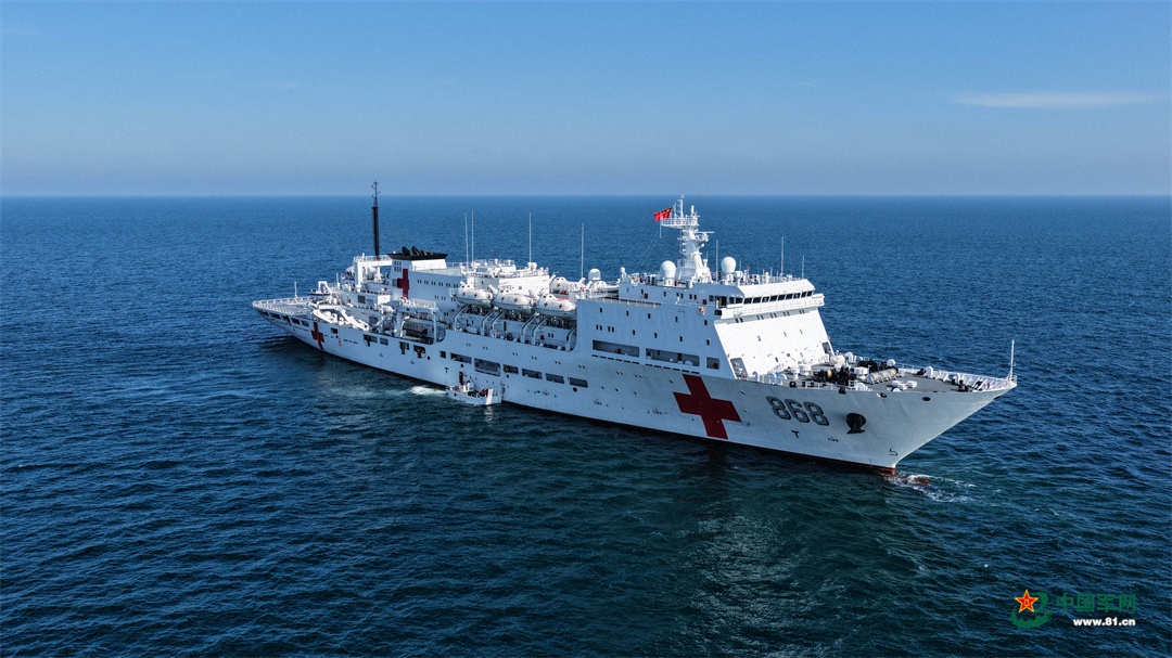 图为海军吉祥方舟号医院船医护人员正在搭乘小艇前出