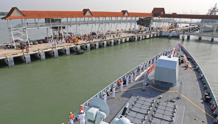 中国海军第45批护航编队技术停靠马来西亚