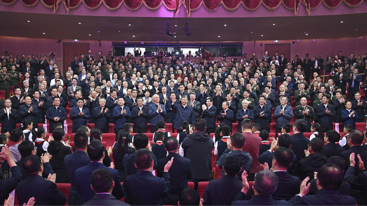 习近平观看庆祝西藏自治区成立60周年文艺晚会《雪域欢歌》