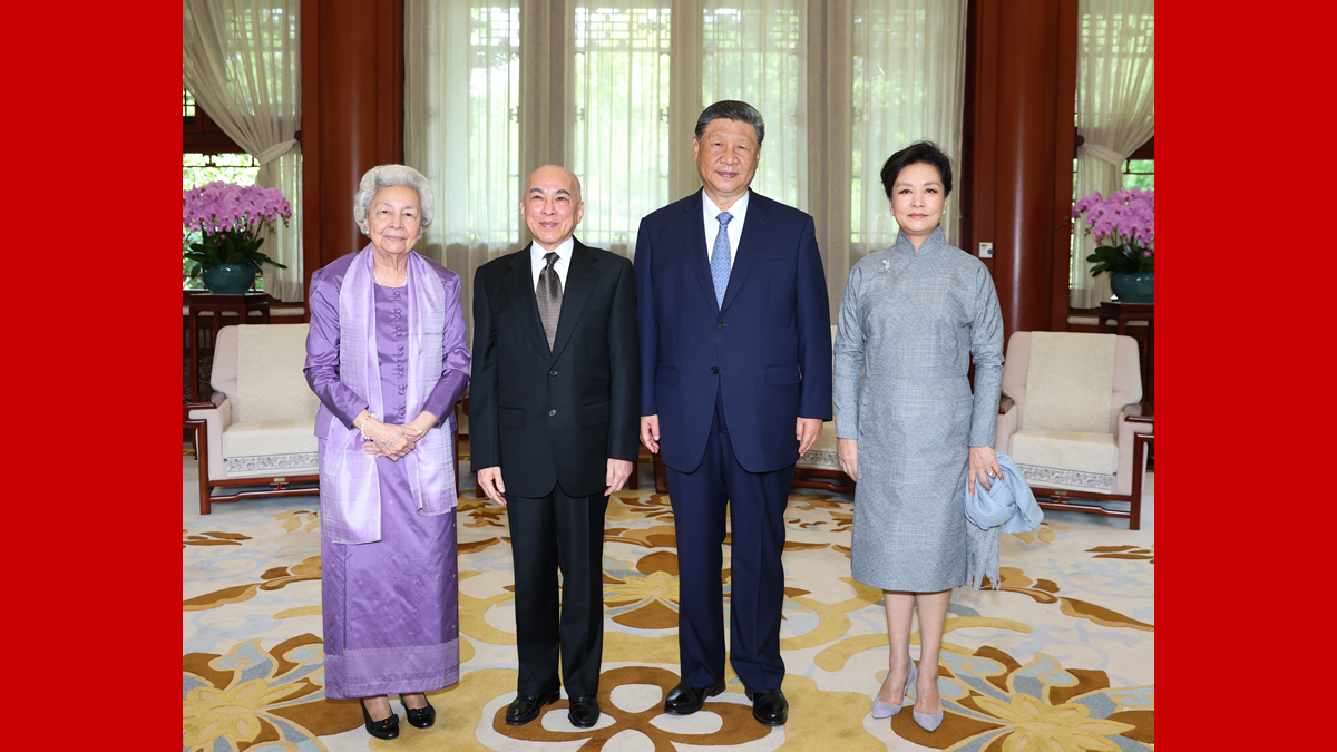 习近平夫妇会见柬埔寨国王西哈莫尼和太后莫尼列